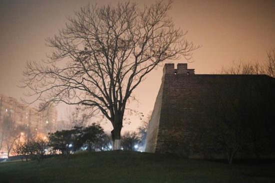 2015年12月20日，北京。霧霾之中，燈光之下的明長城遺址公園。