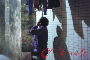 女姐在講述自己老伴幾年前在保姆的“照料”下去世的經歷，神色悲傷。廣州日報記者陳憂子 實習生郭嘉亮攝