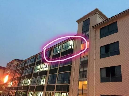 就在這間教室，吳老師在監(jiān)考中過世。