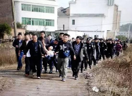 聶露勇被抓獲時畫面。