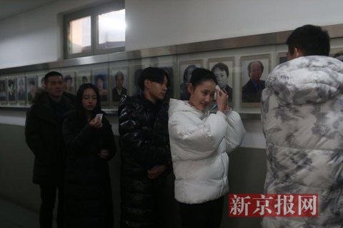 表演系考生考前正用紙巾卸妝。