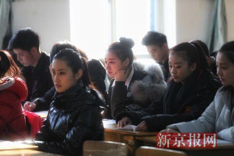 主持系考生正在備考區(qū)等待考試。