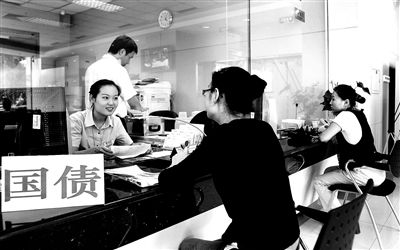 由于網(wǎng)銀和柜臺(tái)同時(shí)開售，部分銀行網(wǎng)點(diǎn)甚至來(lái)不及賣出一筆就發(fā)現(xiàn)額度全部被搶光供圖/視覺中國(guó)