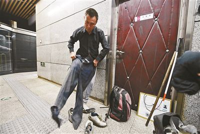 只有在賣藝時(shí)，李大鵬才會(huì)換上破舊的衣服