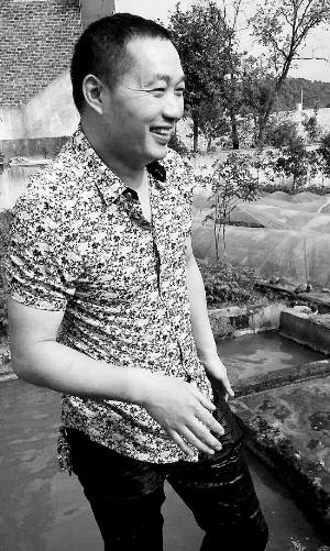 救出小孩上后，楊文利一身糞水。