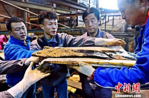 圖為南昌西漢?；韬钅怪鳂∈铱脊虐l(fā)掘現(xiàn)場出土了一組漆器“屏風(fēng)”?！」?攝