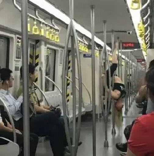 女子在地鐵上跳鋼管舞。