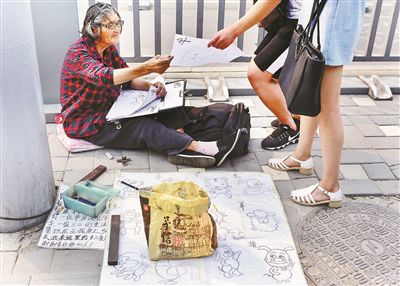 八旬老太路邊擺攤賣(mài)畫(huà)稱養(yǎng)家