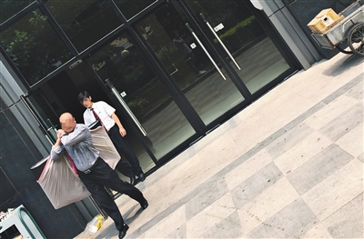 昨日11時(shí)許，新華聯(lián)國(guó)際公寓門口，一男子將電視等賭具轉(zhuǎn)移，后被警方控制