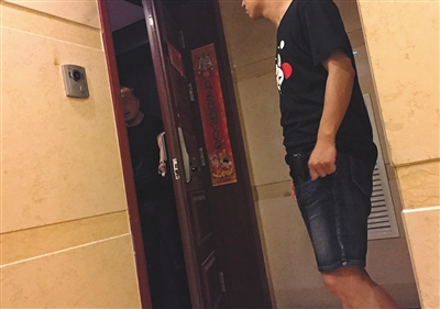 新華聯(lián)國(guó)際公寓23層，辦案民警陸續(xù)進(jìn)入涉案房間