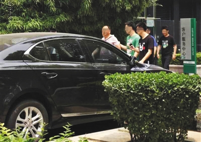 昨日下午，北京警方從新華聯(lián)國(guó)際公寓內(nèi)帶出一名男子