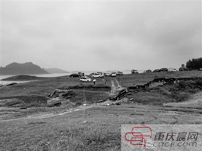 10日，約30輛自駕車被困在長壽湖的這片湖灘上。