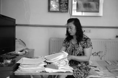 原偉東的姐姐在家整理材料。京華時(shí)報(bào)記者陶冉攝