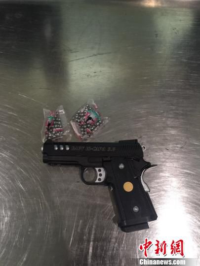 圖為查獲的空氣動(dòng)力槍和鋼珠彈?！＄娦馈z