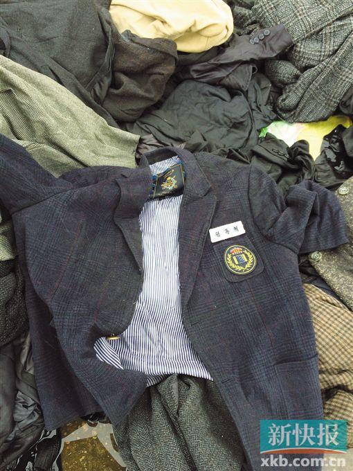 現(xiàn)場(chǎng)查獲的一件韓國(guó)校服。 鄭雁虹/攝