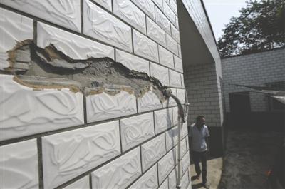 村民家被閃電擊中，墻上的瓷磚被打壞