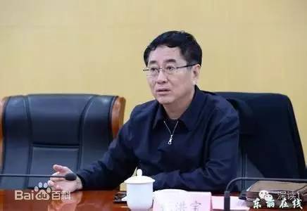 通報(bào)指出，張洪寶眼看著幾年前還不知名的個(gè)體老板搖身一變成為大企業(yè)家，心里既艷羨又發(fā)酸，滋生了“我為他們贏得了好的發(fā)展機(jī)遇，收些款物就權(quán)當(dāng)是對(duì)我這些年辛勤工作的一種補(bǔ)償”的念頭。于是他開(kāi)始熱衷于與身邊的企業(yè)老板拉拉扯扯、勾肩搭背，剛開(kāi)始只是幾頓飯、幾張卡，日積月累，越陷越深，不給錢不辦事，給了錢才辦事，在東麗人稱