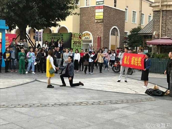 重慶一男子拿花圈當眾向美女求婚 女孩果斷拒絕
