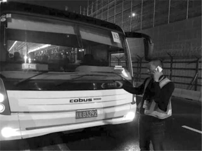 事發(fā)擺渡車。網(wǎng)絡(luò)圖片