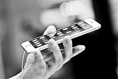 事實上，很多專業(yè)人士認(rèn)為蘋果回到美國生產(chǎn)不切實際的真正原因在于美國缺乏足夠的產(chǎn)業(yè)工人和配套產(chǎn)業(yè)鏈。一家風(fēng)險投資公司的合伙人就表示：“目前美國在消費電子產(chǎn)品領(lǐng)域已經(jīng)不具備供應(yīng)鏈。這種供應(yīng)鏈不僅僅指的是原材料和核心部件，而且還包括具有一定能力的熟練技術(shù)工人?！? complete=