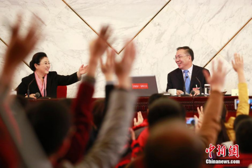 資料圖：2016年3月2日，全國(guó)政協(xié)十二屆四次會(huì)議新聞發(fā)布會(huì)在北京人民大會(huì)堂舉行，大會(huì)新聞發(fā)言人王國(guó)慶(右)回答中外記者提問(wèn)。中新社記者 盛佳鵬 攝