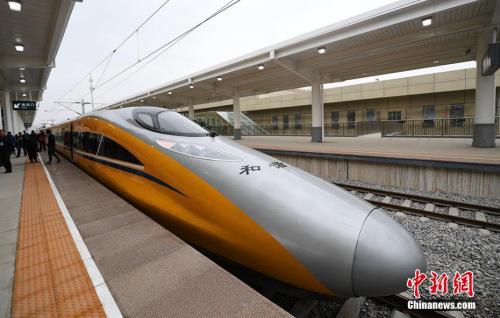 資料圖：2017年3月21日，新型CRH380AJ--0203動(dòng)車組列車“黃醫(yī)生”從蘭州西車站高速場上線，開始檢測寶蘭客專蘭州西站至東岔站間334公里高鐵行車設(shè)備，寶蘭客專（蘭州局管段）聯(lián)調(diào)聯(lián)試正式啟動(dòng)。楊艷敏 攝