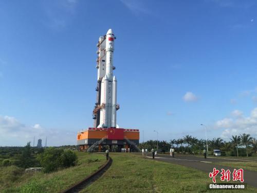 4月17日7時(shí)30分，承載著長(zhǎng)征七號(hào)遙二運(yùn)載火箭與天舟一號(hào)貨運(yùn)飛船組合體的活動(dòng)發(fā)射平臺(tái)，垂直轉(zhuǎn)運(yùn)至發(fā)射區(qū)，標(biāo)志著“天舟一號(hào)”飛行任務(wù)正式進(jìn)入發(fā)射階段。閆寧 攝