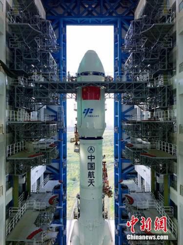 垂直轉(zhuǎn)運(yùn)的順利完成，標(biāo)志著“天舟一號(hào)”飛行任務(wù)正式進(jìn)入發(fā)射階段。張文軍 攝