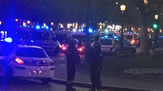 據(jù)英國廣播公司（BBC）消息，巴黎警方稱，巴黎中部發(fā)生槍擊事件，一名警察死亡，另一名受傷。