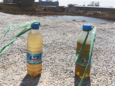 左側(cè)水樣取自化肥廠滲坑經(jīng)過治理的部分，顏色較淺；右側(cè)水樣取自同一滲坑未經(jīng)治理的部分，顏色更深。