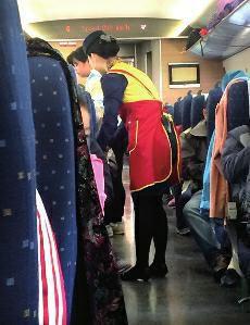 高鐵盒飯價(jià)格過高問題，近年來已成為社會(huì)熱點(diǎn)話題。高鐵盒飯價(jià)格緣何居高不下呢？究竟是盒飯企業(yè)壟斷化經(jīng)營，還是盒飯的成本高？這都需要高鐵相關(guān)部門公開透明，算出明細(xì)賬。