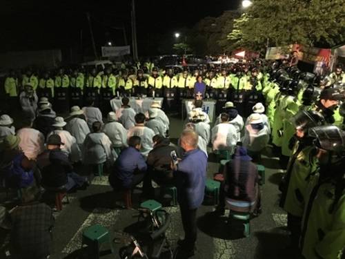 在把薩德搬運到星州高爾夫球場過程中，當(dāng)?shù)鼐用窈途彀l(fā)生對抗沖突圖據(jù)網(wǎng)絡(luò)