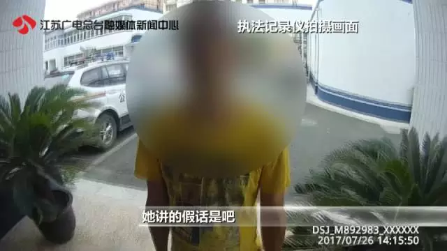 10歲女孩稱在小區(qū)內(nèi)被綁架 監(jiān)控畫面卻是這樣一幕 10歲女孩稱在小區(qū)內(nèi)被綁架 監(jiān)控畫面卻是這樣一幕