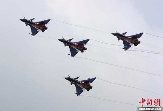 資料圖：殲-10表演機(jī)。<a target='_blank'  _fcksavedurl='http://www.chinanews.com/' _fcksavedurl='http://www.chinanews.com/'>中新社</a>發(fā) 申進(jìn)科 攝