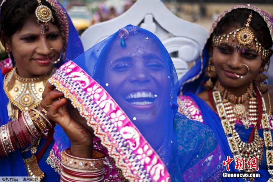 當?shù)貢r間2014年6月15日,印度新德里,印度政府為數(shù)百對貧困新人舉辦集體婚禮。