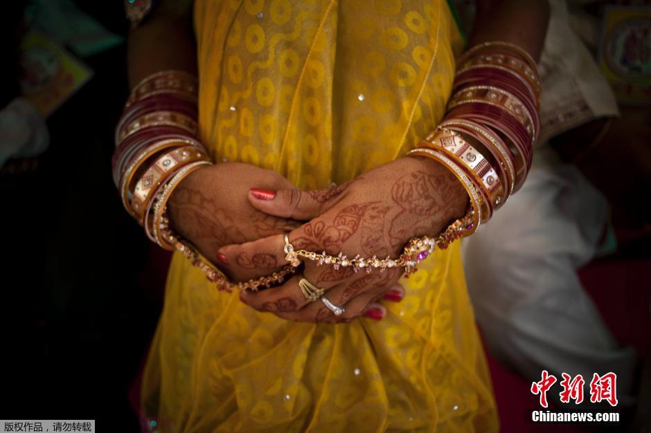 當?shù)貢r間2014年6月15日,印度新德里,印度政府為數(shù)百對貧困新人舉辦集體婚禮。