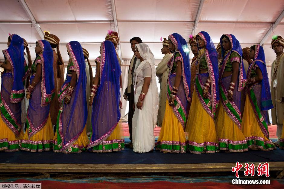 當?shù)貢r間2014年6月15日,印度新德里,印度政府為數(shù)百對貧困新人舉辦集體婚禮。