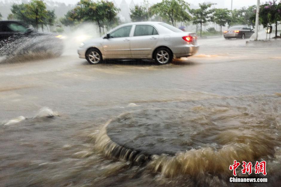 南寧暴雨如注 道路水流成河 南寧暴雨如注 道路水流成河