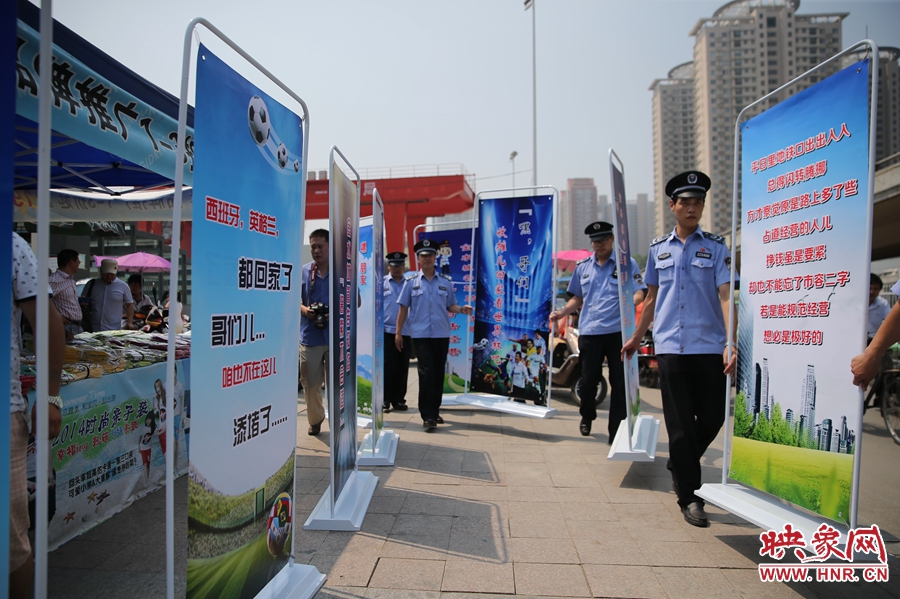“平日里地鐵口出出入入，總得閃轉(zhuǎn)騰挪......”