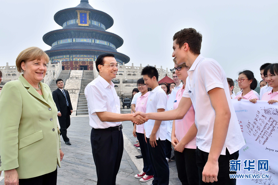 李克強(qiáng)同默克爾與青少年代表親切交流。