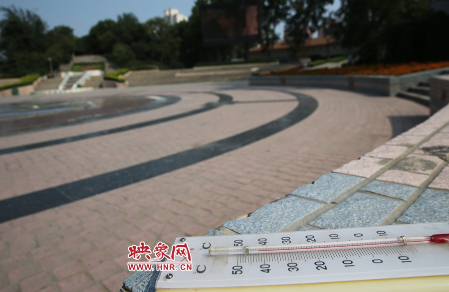 7月8日下午15時46分，紫荊山公園地表溫度為42度（溫度計放置地面測量），比人防納涼處高17度。