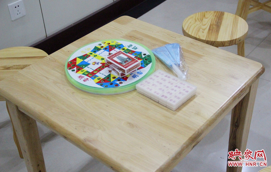 中原區(qū)人防納涼場所（桐柏路與中原路交叉口）內配備的棋牌和扇子。