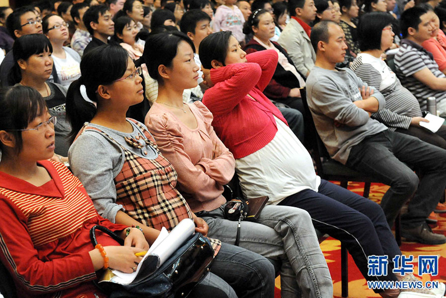 “準媽媽”和“準爸爸”們在鄭州市舉行的一場金色“孕”律音樂會現(xiàn)場欣賞搖籃曲（2011年5月8日攝）。