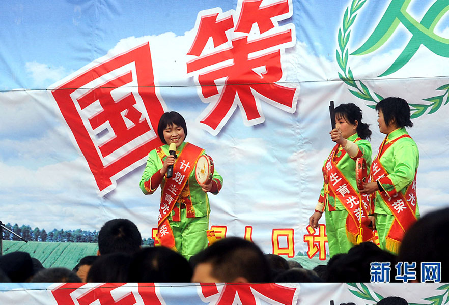 說唱演員在河南省寶豐縣街頭宣傳計劃生育政策（2008年2月19日攝）。