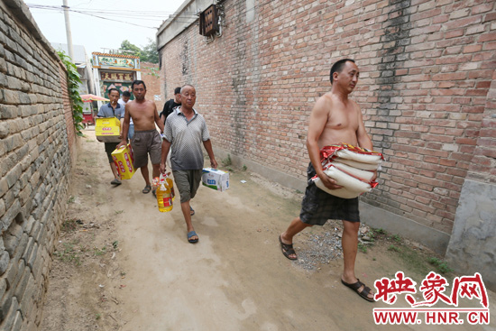 映象網(wǎng)記者為老人帶來大米糧油等生活物資。