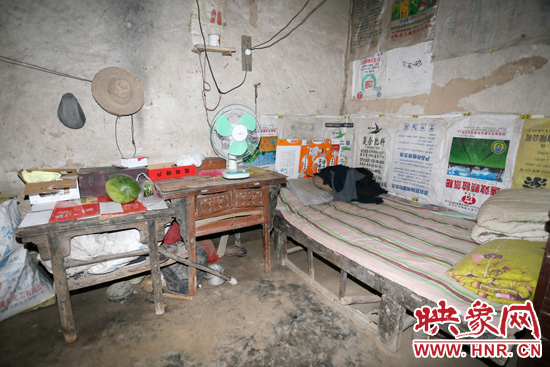 老人的居住條件十分簡陋。