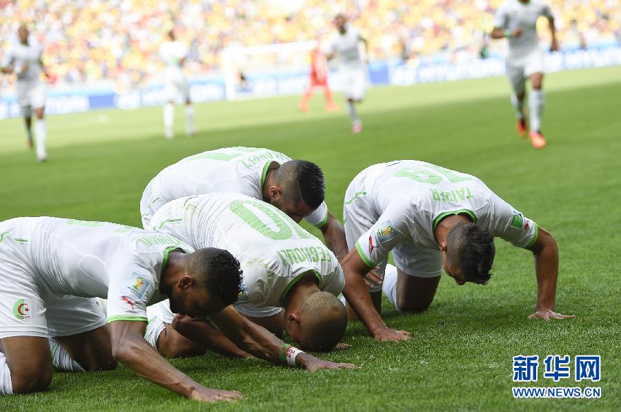 6月17日，阿爾及利亞隊(duì)球員蘇·費(fèi)古利（左二）罰入點(diǎn)球后與隊(duì)友慶祝。