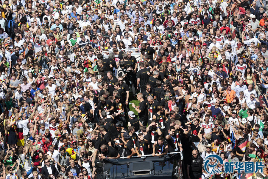 當?shù)貢r間2014年7月15日，德國柏林，德國隊歸國舉行奪冠巡游。