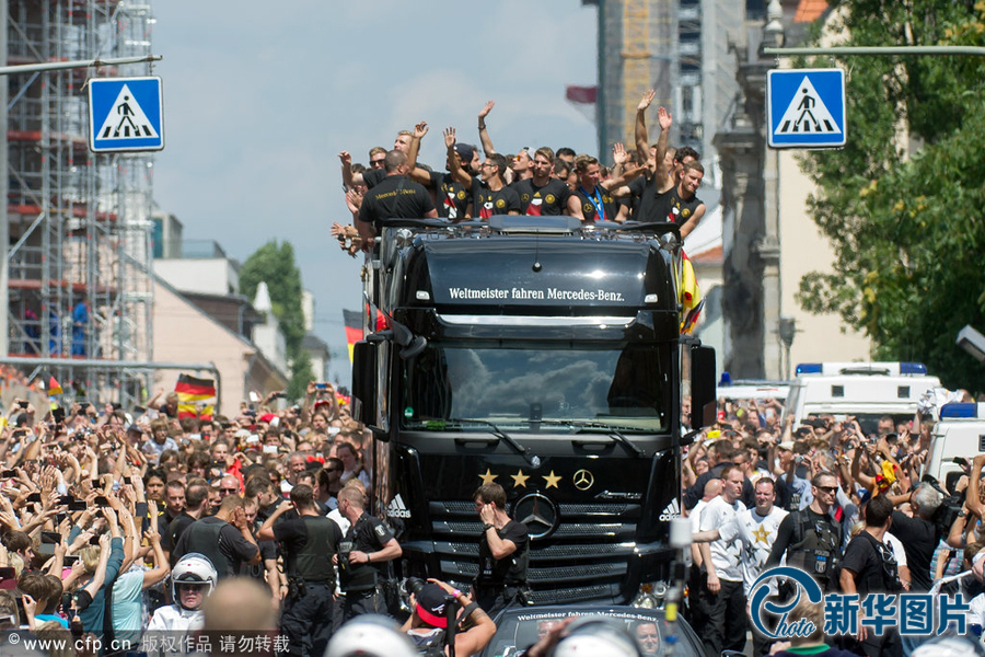 當?shù)貢r間2014年7月15日，德國柏林，德國隊歸國舉行奪冠巡游。