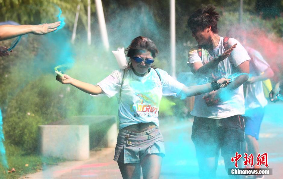 7月19日,參加彩虹跑的年輕人沖向終點(diǎn)后合影。